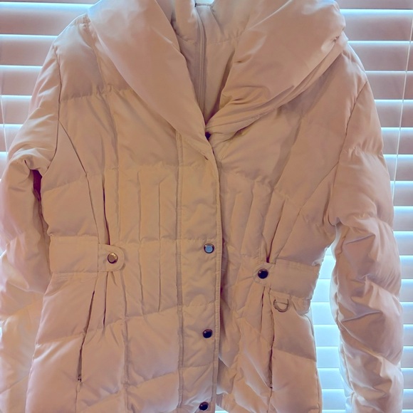 Beautiful, NWOT, Women’s Med. White Puffer. Cozy & Flattering, Slimming Waist. - Picture 2 of 8